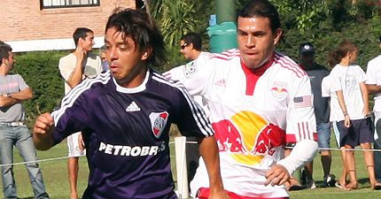 O venezuelano Jorge Rojas (à direita) faz marcação cerrda sobre o argentino Marcelo Gallardo 